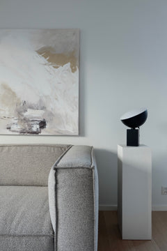 Lähikuvassa on 3-istuttavan Beacon-sohvan käsinojan kangasverhoilua hiekanvärisellä Boucle Crush -kankaalla. 