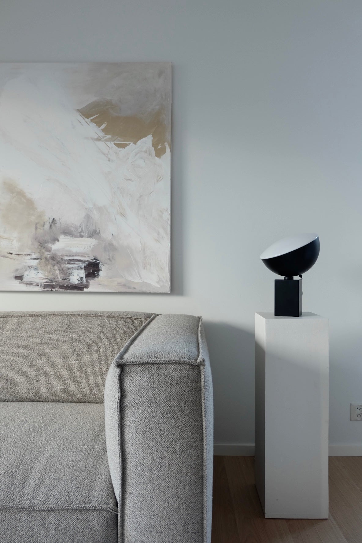 Kuvassa Beacon-sohva kangasverhoiltuna hiekanvärisellä Boucle Crush -kankaalla.