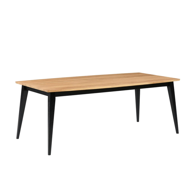 Deco-tammipöytä 100 x 195 cm. Kuvassa on Deco-ruokapöytä mustalla rungolla ja luonnonvärisellä lakatulla tammikannella.