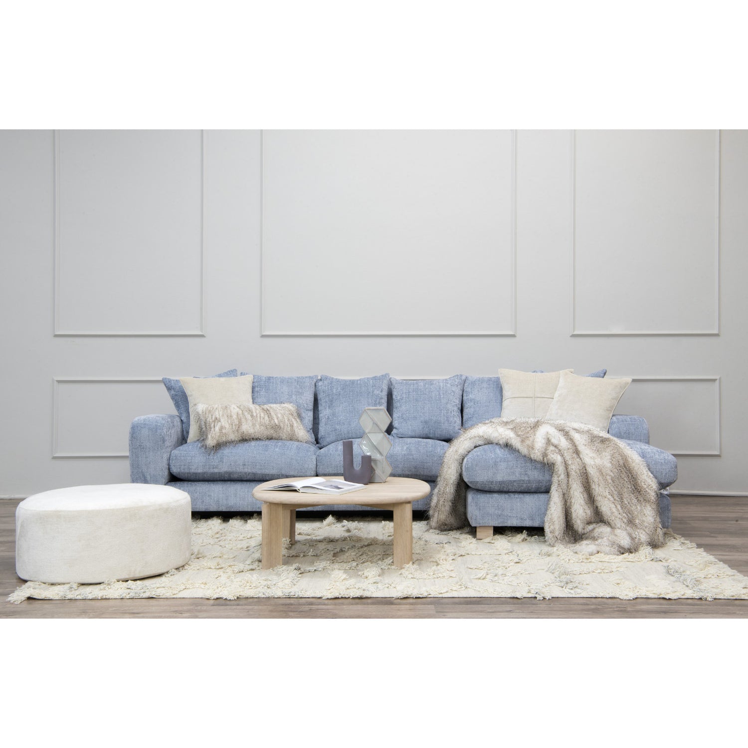 Kuvassa on Delight divaanisohva oikeanpuoleisella divaanilla - verhoiltuna siniharmaalla Santiago Thawing -kankaalla. Kuvan sohvan edessä olevat sohvapöytä ja rahi myydään erikseen.