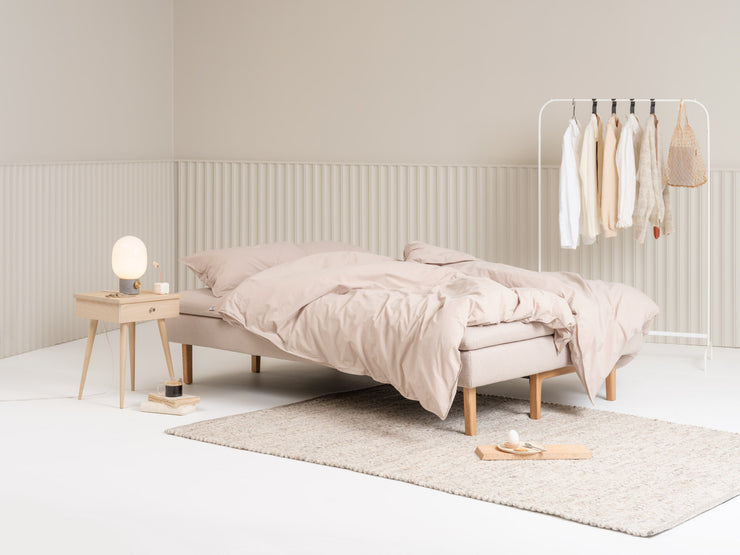 Beige Daily-vuodesohva levitettynä. Kuvan sohva on Ponza 25 -verhoilukankaalla