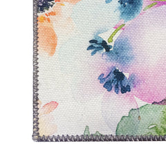 Lähikuvassa Daisy-kukkamaton värikästä violetin sävyistä pintaa ja reunan lankakanttausviimeistelyä.