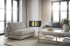 Duncan-sohvan keskiosa Robin Light grey (#1)-kankaalla. Toimii myös erillisenä istuimena. (Kuvassa myös Orwell-sohvapöytä, myydään erikseen).