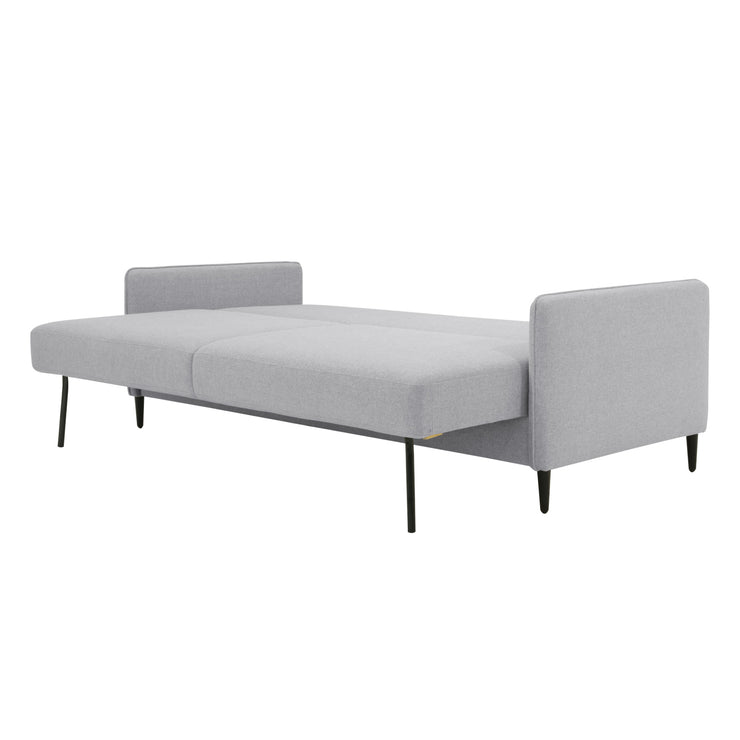 Kuvassa on Duo Plus -vuodesohva levitettynä vuoteeksi (mekanismissa mustat metalliset jalat). Verhoiluna on vaaleanharmaa Austin 18 -kangasverhoilu ja sohvassa on wengen väriset puujalat.