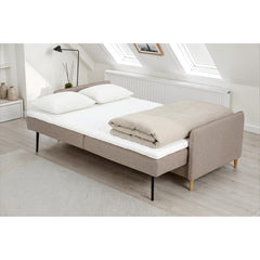 Kuvassa on Duo Plus -vuodesohva levitettynä vuoteeksi - verhoiluna beige Oasis 02 -kangasverhoilu ja luonnonväriset koivujalat.