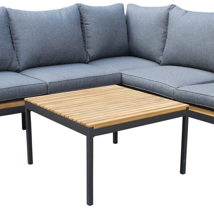 Kesäniemi-sohvapöytä koossa 67 x 67 cm. Sohvaöydässä on tiikkipuukansi ja runko on mustaksi maalattua alumiinia. Kuvan Como-sohva myydään erikseen.