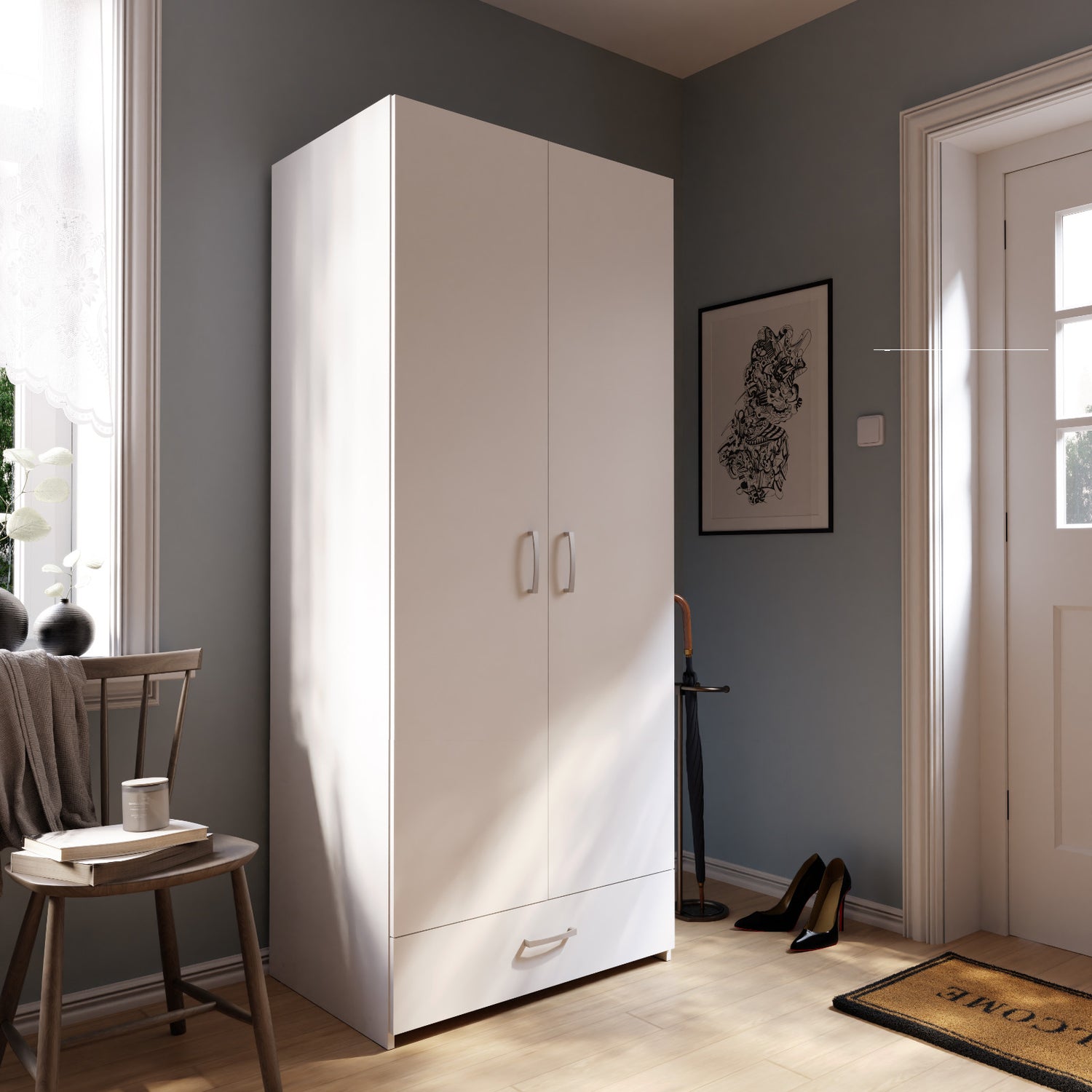 Kuvassa on kokovalkoinen 2-ovinen Kira-kaapisto kokoleveällä vetolaatikolla. Ovissa ja laatikoissa on hopeanharmaat vetimet.