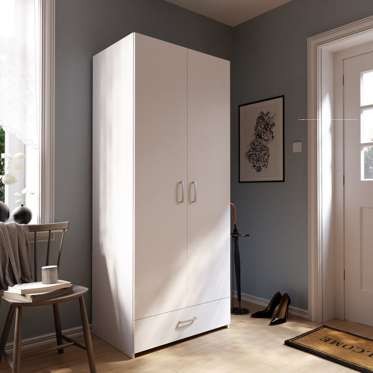 Kuvassa on kokovalkoinen 2-ovinen Kira-kaapisto kokoleveällä vetolaatikolla. Ovissa ja laatikoissa on hopeanharmaat vetimet.