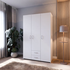 Kuvassa on kokovalkoinen 3-ovinen Kira-kaapisto kahdella vetolaatikolla. Ovissa ja laatikoissa on hopeanharmaat vetimet.