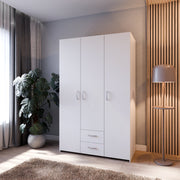 Kuvassa on kokovalkoinen 3-ovinen Kira-kaapisto kahdella vetolaatikolla. Ovissa ja laatikoissa on hopeanharmaat vetimet.