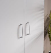 Lähikuvassa kokovalkoisen 2-ovisen Kira-komeron tuplaovikaapin hopeanharmaat vetimet.