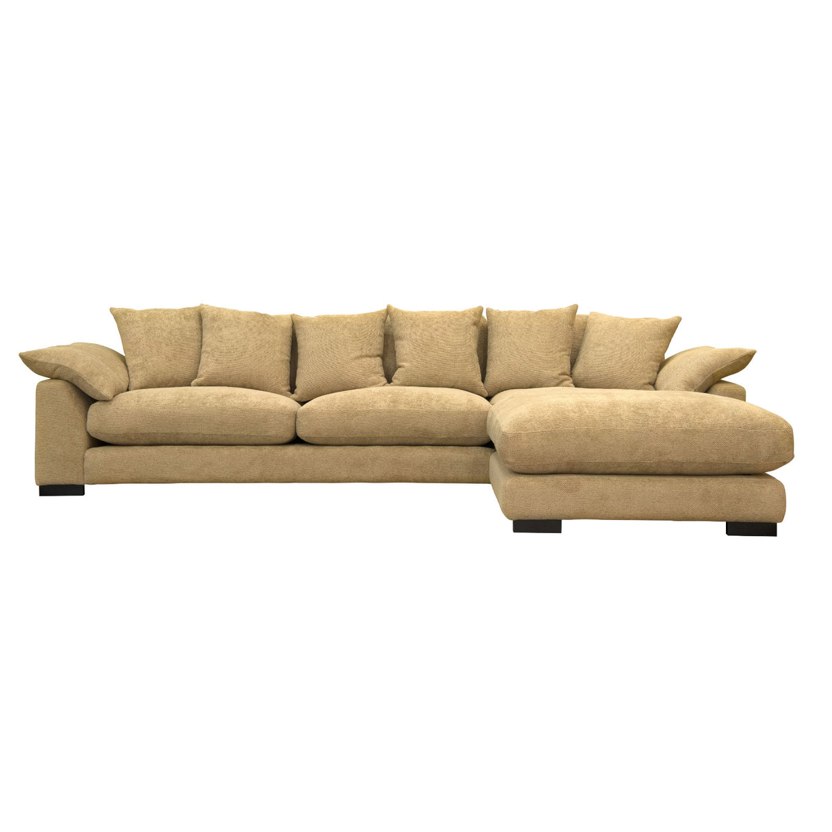 Epic divaanisohva oikeanpuoleisella XL divaanilla - verhoiltuna okranvärisellä Macan Brass -kankaalla. Mustat puujalat.