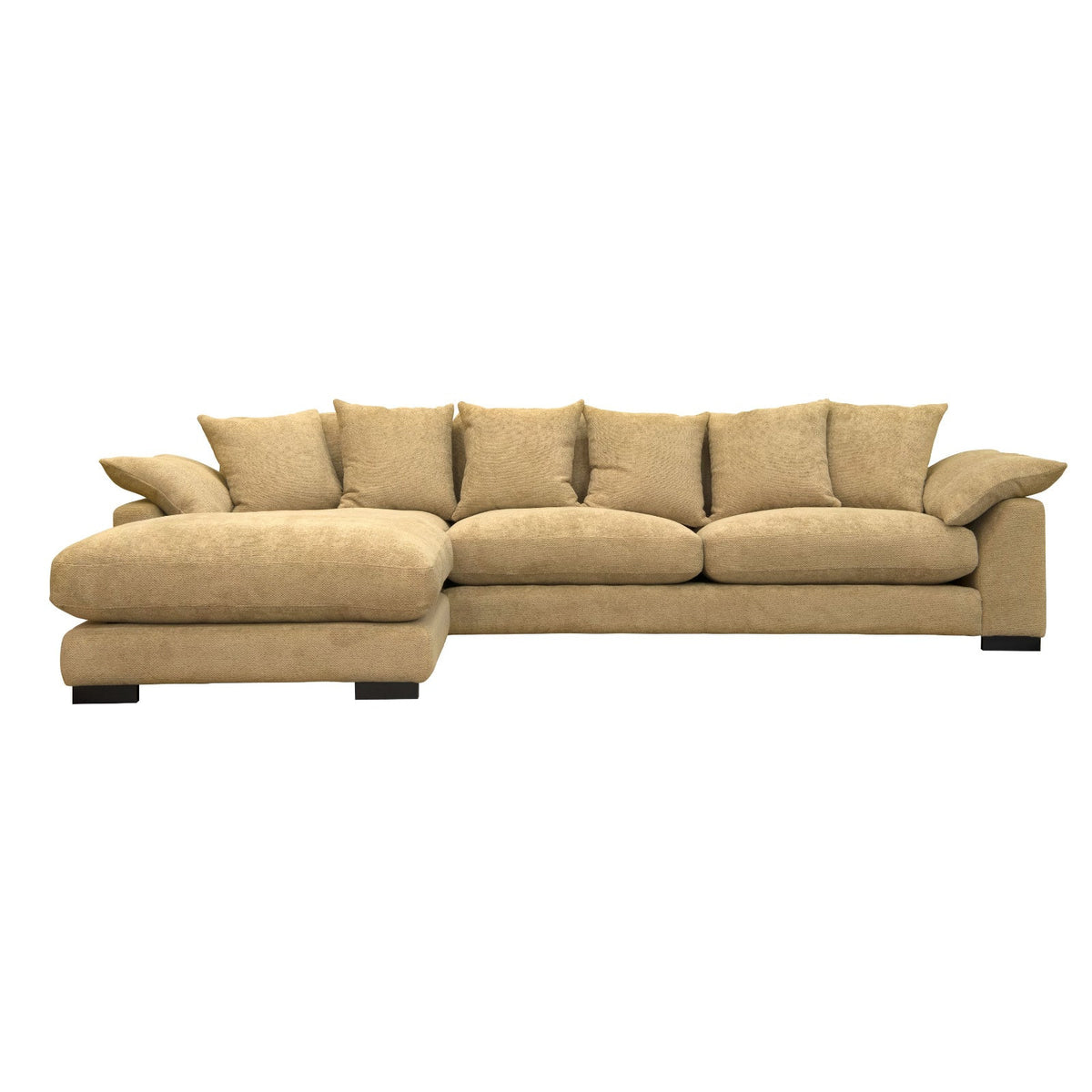 Epic divaanisohva vasemmanpuoleisella XL divaanilla - verhoiltuna okranvärisellä Macan Brass -kankaalla. Mustat puujalat.