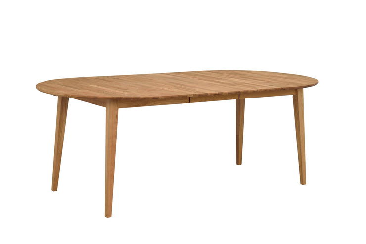Pyöreä Filippa-ruokapöytä tammenvärisenä. Kuvassa pöytä on jatkettuna yhdellä mukana tulevalla jatkolevyllä, jolloin pöydän pituus on 165 cm.