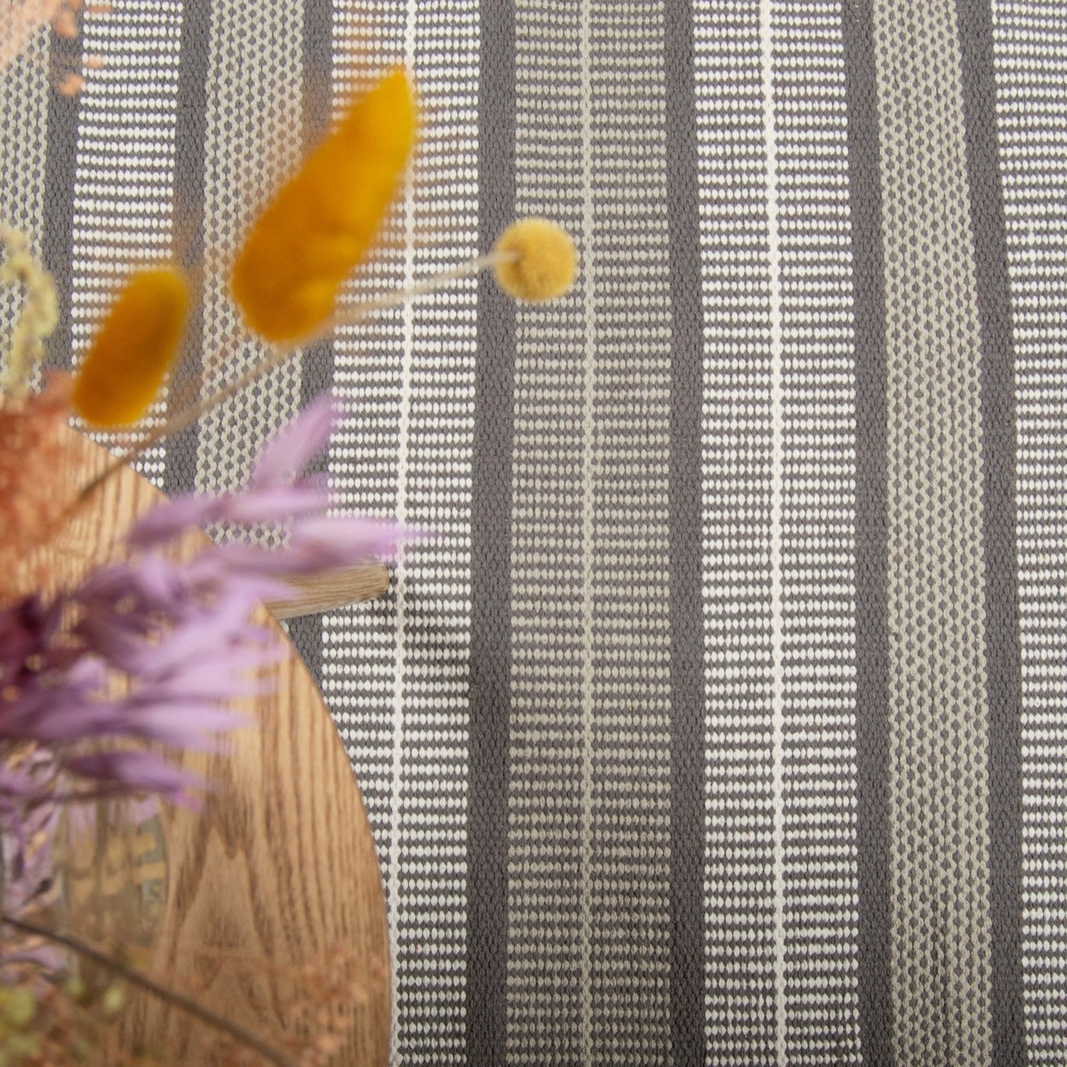 Kuvassa on Foksi-puuvillamatto sohvapöydän alla kuvattuna värissä harmaa.