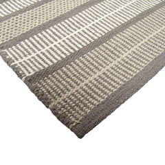 Lähikuvassa Foksi-puuvillamaton harmaan sävyistä pintaa.