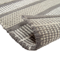 Lähikuvassa Foksi-puuvillamaton harmaan sävyistä pintaa.