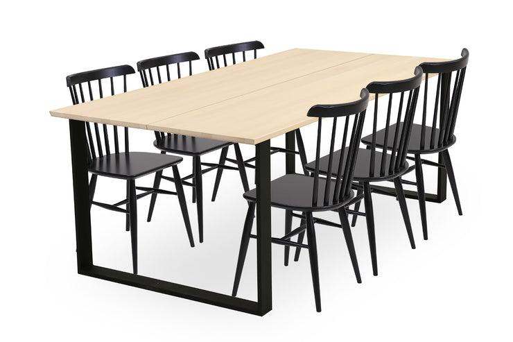 Mustat Anni-pinnatuolit ja Forest-pöytä kuultovalkoisella Nordic-koivukansilevyllä ja mustilla jaloilla. Lankkupöydän kansilevy on 2-osainen ja lankkujen välissä on rako.