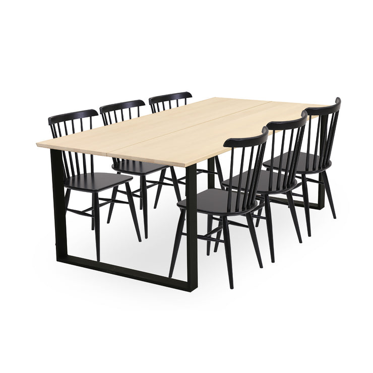 Forest-pöytä kuultovalkoisena Nordic-värissä 200 x 100 cm kokoisella kannella ja mustilla metallijalolla. Kuvassa pöytään on yhdistetty erikseen myytävät mustat Anni-pinnatuolit.
