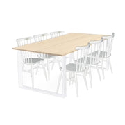 Kuvassa on valkoiset Anni-pinnatuolit ja Forest-pöytä kuultovalkoisella Nordic-koivukansilevyllä ja valkoisilla jaloilla. Kuvan pöydän koko on 200 x 100 cm.