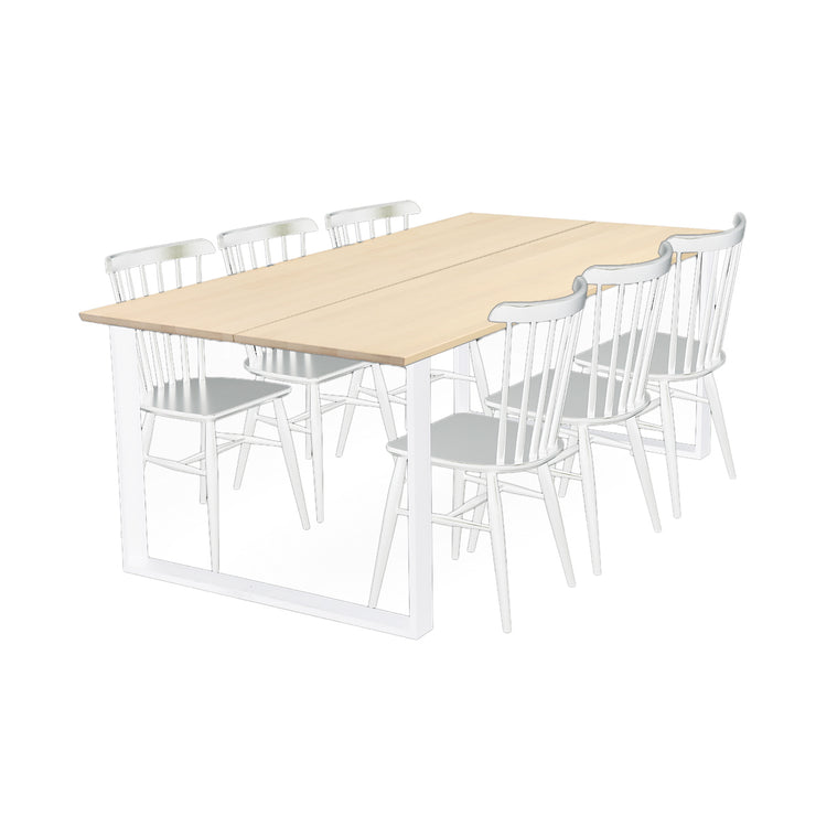 Valkoiset Anni-pinnatuolit ja Forest-pöytä kuultovalkoisella Nordic-koivukansilevyllä ja valkoisilla jaloilla. Lankkupöydän kansilevy on 2-osainen ja lankkujen välissä on rako.