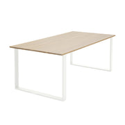 Forest-koivupöytä kuultovalkoisena värissä Nordic ja valkoisilla metallijalolla.