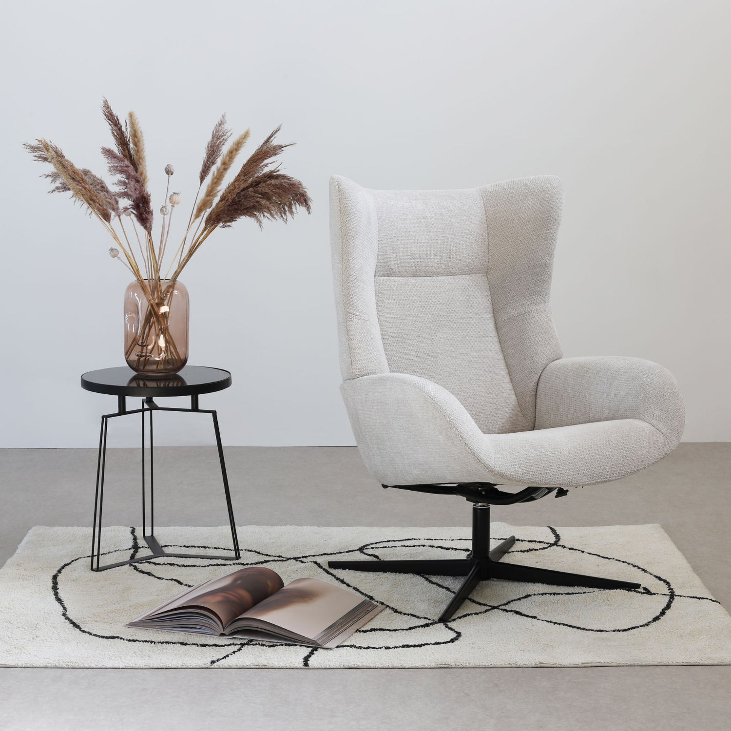Kuvassa on Kebe Fox -nojatuoli vaalealla Mito Naturel 188 -kangasverhoilulla ja mustalla Bossa Flat -jalalla.