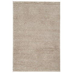 Garda-nukkamatossa on raitakuosi, beige.