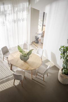 Tammenvärinen Glenside-ruokapöytä, jossa keskellä erikseen myytävä jatkolevy. (Kuvassa myös Amesbury-tuoleja, jotka myydään erikseen).