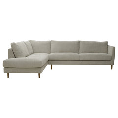 Halla PDK2 -kulmadivaani vasemmanpuoleisella divaanilla. Sohva on verhoiltu vaalealla Renegades 01 natural -chenillekankaalla ja siinä 14 cm öljytyt tammijalat.