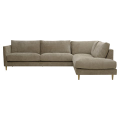 Halla-kulmadivaani oikeanpuoleisella divaanilla. Sohva on verhoiltu beigenruskealla Vogue 02 -kankaalla. Luonnonväriset 14 cm pyöreäkartiopuujalat.