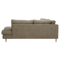 Halla-kulmadivaani oikeanpuoleisella divaanilla. Sohva on verhoiltu beigenruskealla Vogue 02 -kankaalla. Luonnonväriset 14 cm pyöreäkartiopuujalat.