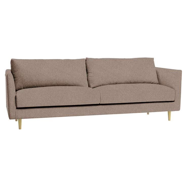 3-istuttava 232 cm Halla-sohva tummanhiekanvärisellä Barcelona 30 -kankaalla. Luonnonväriset 14 cm pyöreäkartiopuujalat.