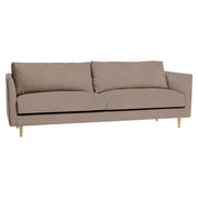 3-istuttava 252 cm Halla-sohva tumman hiekanvärisellä Barcelona 30 -kankaalla. Luonnonväriset 14 cm pyöreäkartiopuujalat.