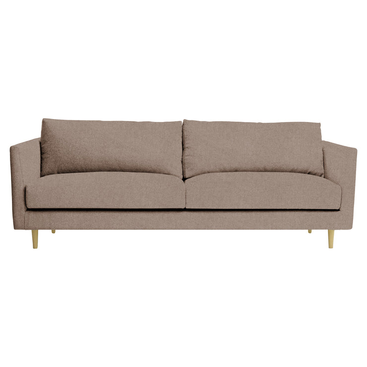 3-istuttava 252 cm Halla-sohva tumman hiekanvärisellä Barcelona 30 -kankaalla. Luonnonväriset 14 cm pyöreäkartiopuujalat.