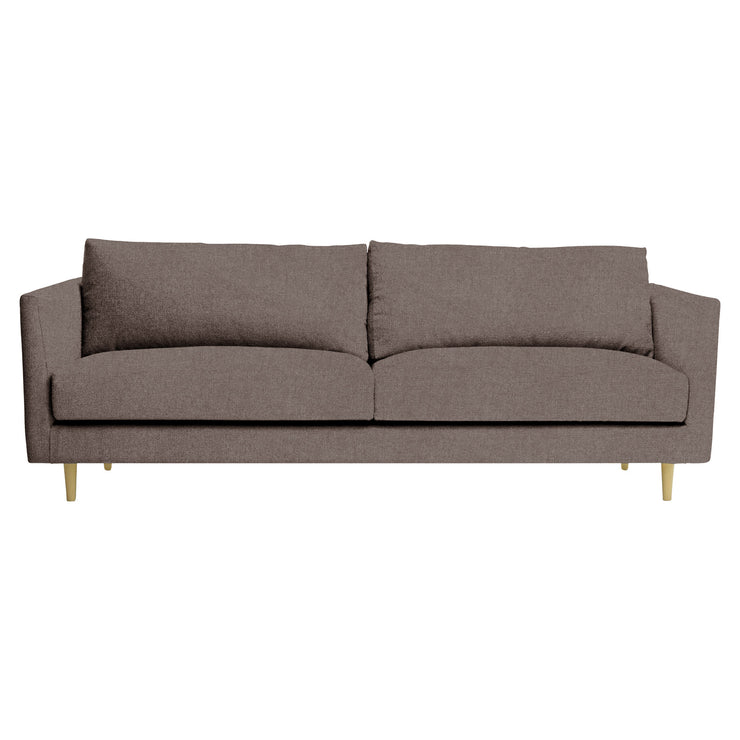 3-istuttava 252 cm Halla-sohva ruskealla Barcelona 40 -kankaalla. Luonnonväriset 14 cm pyöreäkartiopuujalat.