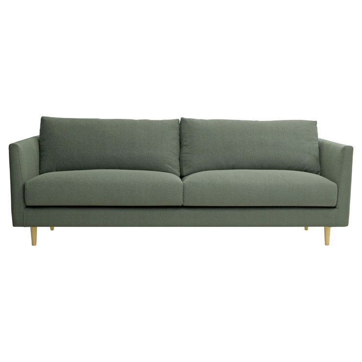 3-istuttava 232 cm Halla-sohva vihrellä Bond 15-kankaalla. Luonnonväriset 14 cm pyöreäkartiopuujalat.