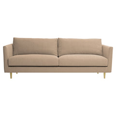3-istuttava 252 cm Halla-sohva hunajan värisellä Bond 24 -kankaalla. Luonnonväriset 14 cm pyöreäkartiopuujalat.