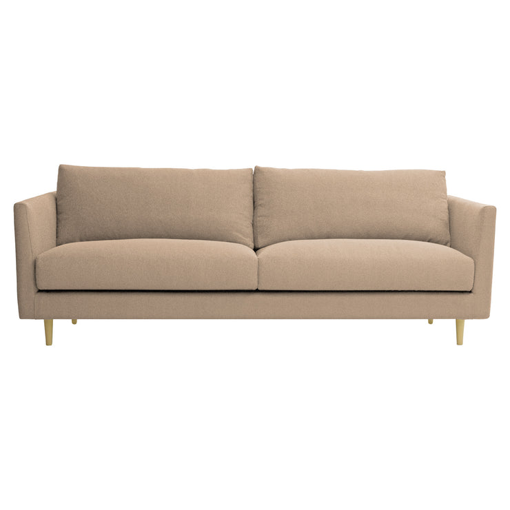 3-istuttava 232 cm Halla-sohva hunajan värisellä Bond 24 -kankaalla. Luonnonväriset 14 cm pyöreäkartiopuujalat.