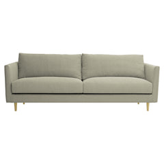 3-istuttava 252 cm Halla-sohva hiekan värisellä Bond 8 -kankaalla. Luonnonväriset 14 cm pyöreäkartiopuujalat.