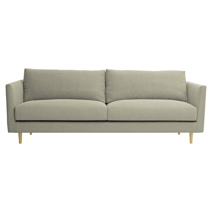 3-istuttava 232 cm Halla-sohva hiekan värisellä Bond 8 -kankaalla. Luonnonväriset 14 cm pyöreäkartiopuujalat.