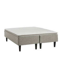 Hiekanvärinen Havu-runkopatjasänky wengen värisillä Royal-jaloilla ja yhtenäisellä profiloidulla sijauspatjalla.