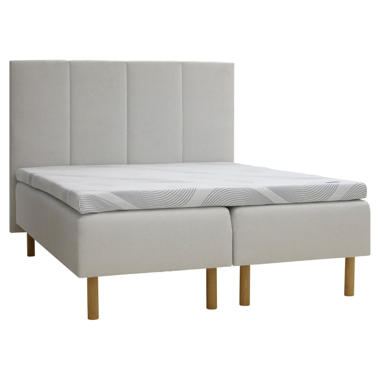 Heaven By Unico Gold -sängynpääty täydentää vuodekokonaisuuden ja viimeistelee makuuhuoneen sisustuksen. Kuvassa on beige/vaalea Tunnel 01 -kangasverhoiltu Heaven By Unico Revive -runkosänkypaketti, joka myydään erikseen.