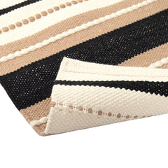 Heinävesi-puuvillamatto, beige. Yksipuoleisessa matossa on ajaton raidallinen kuosi ja luonnollinen materiaali.