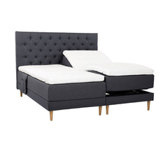 Antrasiitinväriset Hilding Cross -moottorisängyt tammenvärisillä Hilding Raita -tammijaloilla, erillisillä Hilding Ergo -sijauspatjoilla ja Hilding -tarviketaskulla.