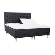 Antrasiitinväriset Hilding Cross -moottorisängyt tammenvärisillä Hilding Raita -tammijaloilla, erillisillä Hilding Ergo -sijauspatjoilla ja Hilding -tarviketaskulla. Kuvan Cross -sängynpääty myydään erikseen.