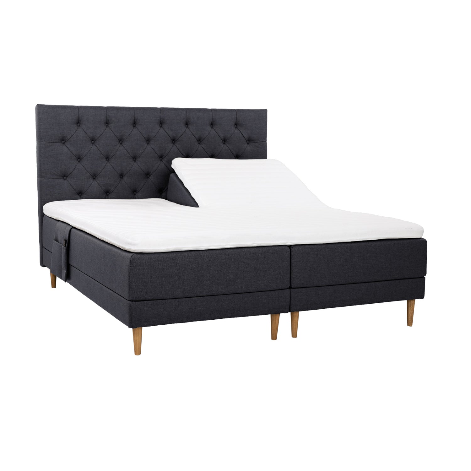 Antrasiitinväriset Hilding Cross -moottorisängyt tammenvärisillä Hilding Raita -tammijaloilla, erillisillä Hilding Ergo -sijauspatjoilla ja Hilding -tarviketaskulla. Kuvan Cross -sängynpääty myydään erikseen.