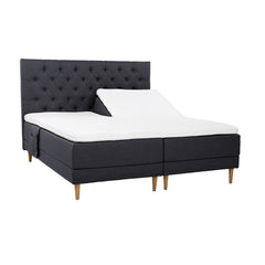 Antrasiitinväriset Hilding Cross -moottorisängyt tammenvärisillä Hilding Raita -tammijaloilla, erillisillä Hilding Ergo -sijauspatjoilla ja Hilding -tarviketaskulla. Kuvan Cross -sängynpääty myydään erikseen.