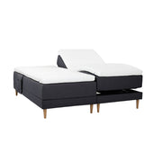 Antrasiitinväriset Hilding Cross -moottorisängyt tammenvärisillä Hilding Raita -tammijaloilla, erillisillä Hilding Ergo -sijauspatjoilla ja Hilding -tarviketaskulla.