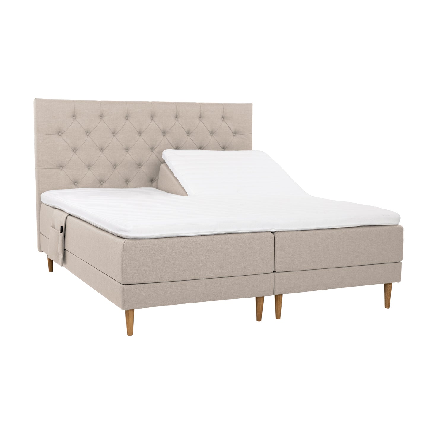 Beiget Hilding Cross -moottorisängyt tammenvärisillä korkeilla Hilding Raita -tammijaloilla, erillisillä Hilding Ergo -sijauspatjoilla ja Hilding -tarviketaskulla. Kuvan Cross -sängynpääty myydään erikseen.